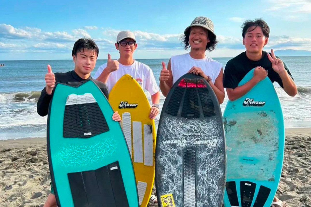 スキムボード持ってる集合写真