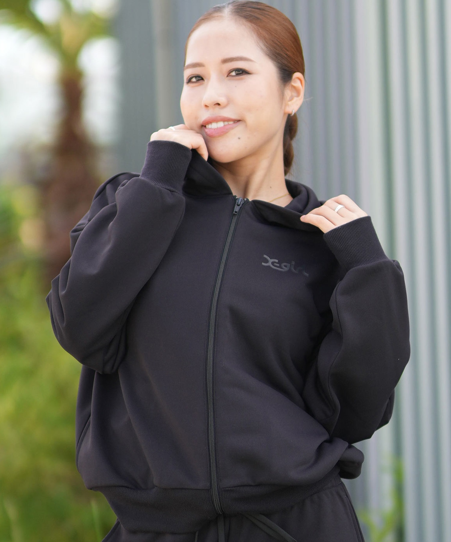 X-girl SPORTS エックスガールスポーツ ジップアップ パーカー レディース クロップド丈 ショート丈 ロゴ セットアップ対応 155253012001(BK-M)