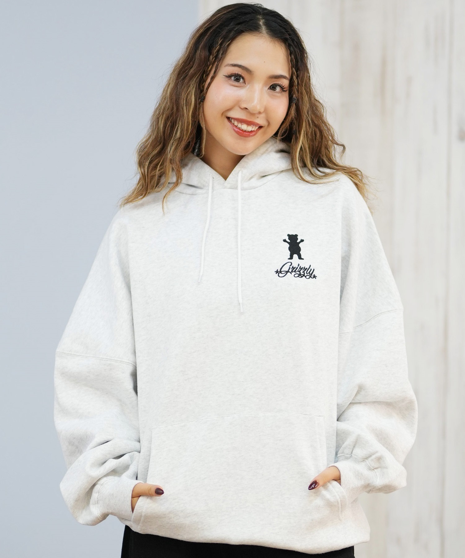 GRIZZLY グリズリー プルオーバー パーカー レディース バックプリント ロゴ 裏起毛 BIG EMBROIDERY BEAR G25FW-4332(BLK-M)
