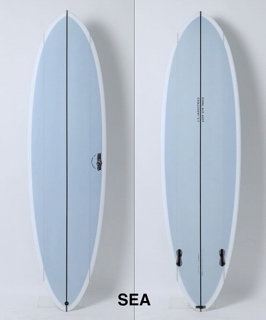 b-H3qODTmQ - SHOP NEWS | ムラサキスポーツオンラインストア 通販 Two light-blue surfboards with white rails stand upright; left board has a logo, right board shows two black fins, SEA at the bottom.