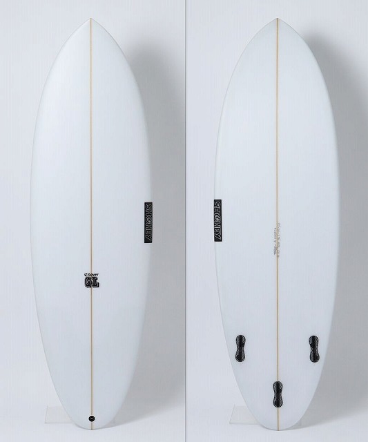 b-Sjrnze4w - SHOP NEWS | ムラサキスポーツオンラインストア 通販 Two white shortboards standing upright on stands, showing tan center stringers and small logos on each board.